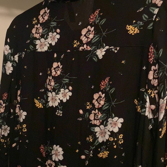 Beautiful black floral button up - Picture 6 of 6